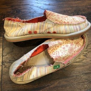 Sanuk sidewalk surfers